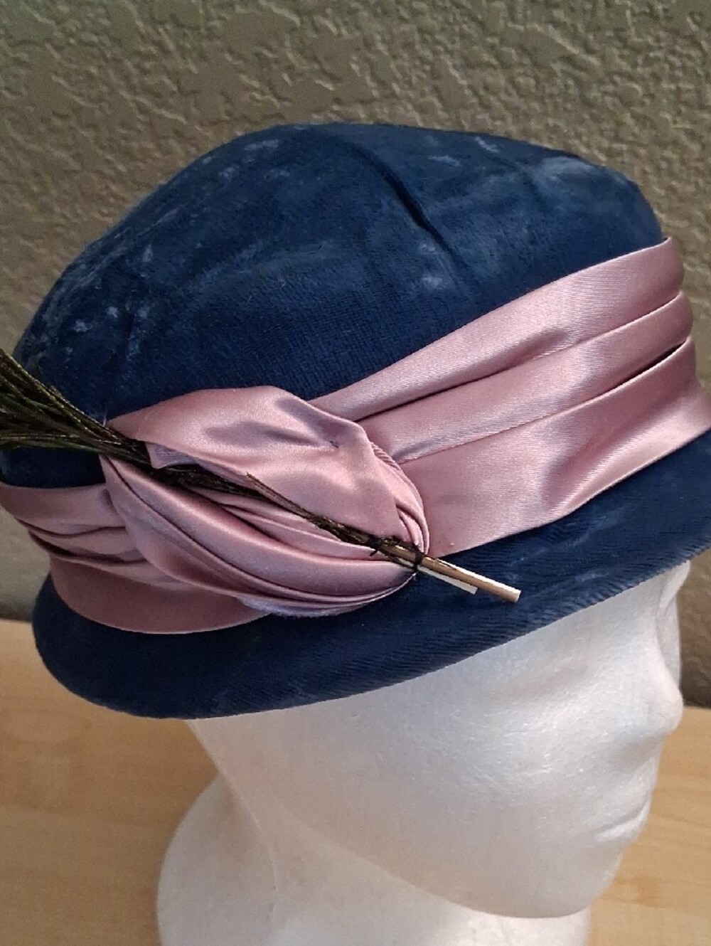 Vintage Crushed Velvet Cloche Hat with Satin Band and Peacock Feather - Picture 2 of 10